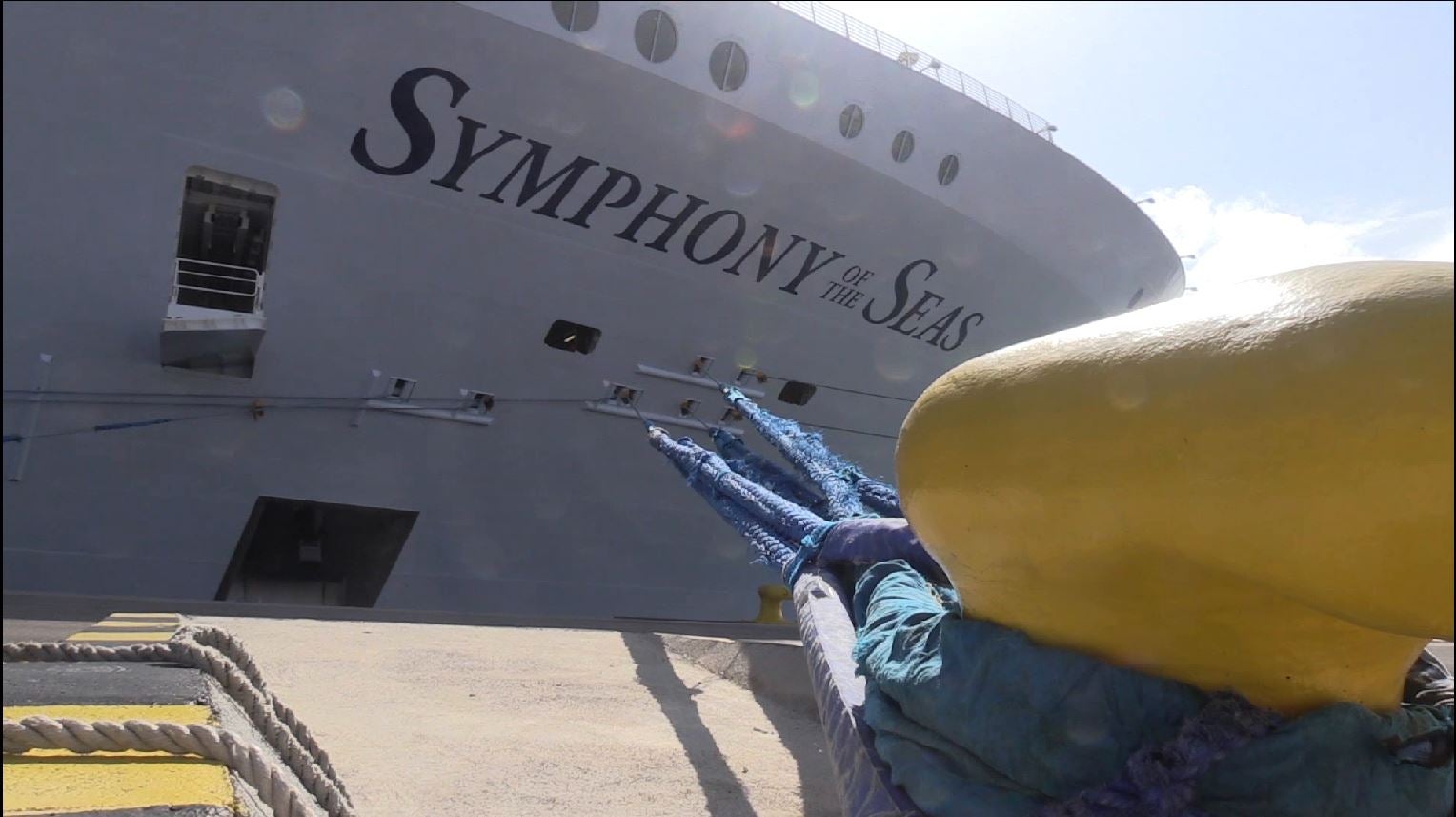 El 'Symphony of the Seas' ha hecho este domingo escala en Valencia en su periplo por el Mediterráneo. El Symphony es actualmente el mayor crucero del mundo. Sus cifras son de infarto: 362 metros de eslora, 226.000 toneladas de peso. El buque, de la compañía Royal Caribbean es una maravilla de la ingeniería: tiene 18 cubiertas y 19 piscinas. Además, dispone de 10 jacuzzis y 24 ascensores al servicio de más de 6.000 pasajeros alojados en 2.775 camarotes y atendidos por 2.200 miembros de la tripulación. The Ultimate Abyss, en la parte más elevada de la popa, es el tobogán más alto en el mar. Consta de dos toboganes serpenteantes que descienden desde una altura de diez plantas, 28 metros de caída que se recorren en menos de 15 segundos. Symphony of the Seas dispone de pista de running, un bar móvil que va elevándose o descendiendo como si de un ascensor se tratara, dos simuladores de surf, una tirolina de 25 metros de largo, camarotes con mayordomo y otra infinidad de lujos. Tras recorrer todo el Mediterráneo viajará al Caribe como próximo destino. 