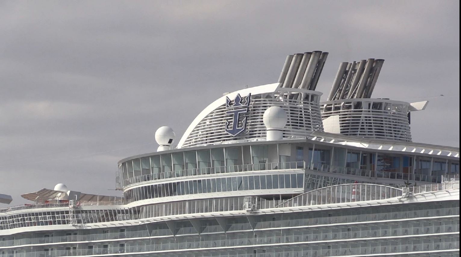 El 'Symphony of the Seas' ha hecho este domingo escala en Valencia en su periplo por el Mediterráneo. El Symphony es actualmente el mayor crucero del mundo. Sus cifras son de infarto: 362 metros de eslora, 226.000 toneladas de peso. El buque, de la compañía Royal Caribbean es una maravilla de la ingeniería: tiene 18 cubiertas y 19 piscinas. Además, dispone de 10 jacuzzis y 24 ascensores al servicio de más de 6.000 pasajeros alojados en 2.775 camarotes y atendidos por 2.200 miembros de la tripulación. The Ultimate Abyss, en la parte más elevada de la popa, es el tobogán más alto en el mar. Consta de dos toboganes serpenteantes que descienden desde una altura de diez plantas, 28 metros de caída que se recorren en menos de 15 segundos. Symphony of the Seas dispone de pista de running, un bar móvil que va elevándose o descendiendo como si de un ascensor se tratara, dos simuladores de surf, una tirolina de 25 metros de largo, camarotes con mayordomo y otra infinidad de lujos. Tras recorrer todo el Mediterráneo viajará al Caribe como próximo destino. 