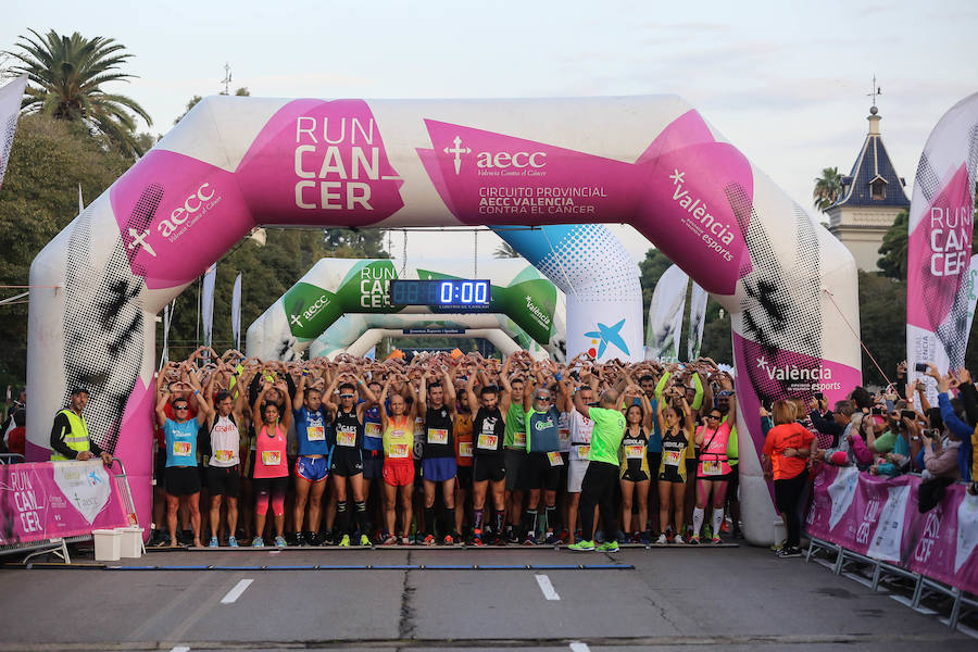 Un total de 10.049 personas han participado en 'Valencia contra el Cáncer' este 21 de octubre, una III edición de récord que ha logrado recaudar 50.245€ para luchar contra la enfermedad. En lo que llevamos de 2018, RunCáncer ya alcanza los 255.556€ de recaudación que se destinarán íntegramente a proyectos de investigación oncológica