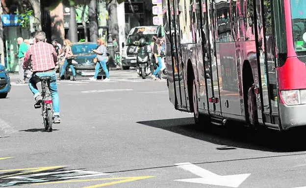 A contramano. Un ciclista va en dirección contraria al resto del tráfico en una calle de Valencia. 