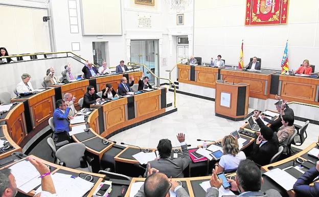 César Sánchez preside el pleno ordinario de la Diputación de Alicante.