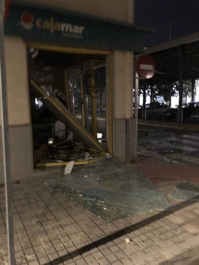 La Guardia Civil busca a los autores de un robo contra un banco en Gavarda. Los ladrones usaron explosivos para reventar el cajero automático.