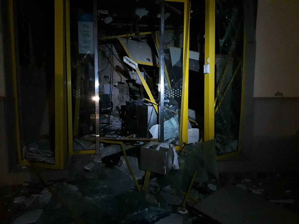 La Guardia Civil busca a los autores de un robo contra un banco en Gavarda. Los ladrones usaron explosivos para reventar el cajero automático.