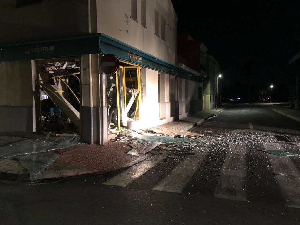 La Guardia Civil busca a los autores de un robo contra un banco en Gavarda. Los ladrones usaron explosivos para reventar el cajero automático.