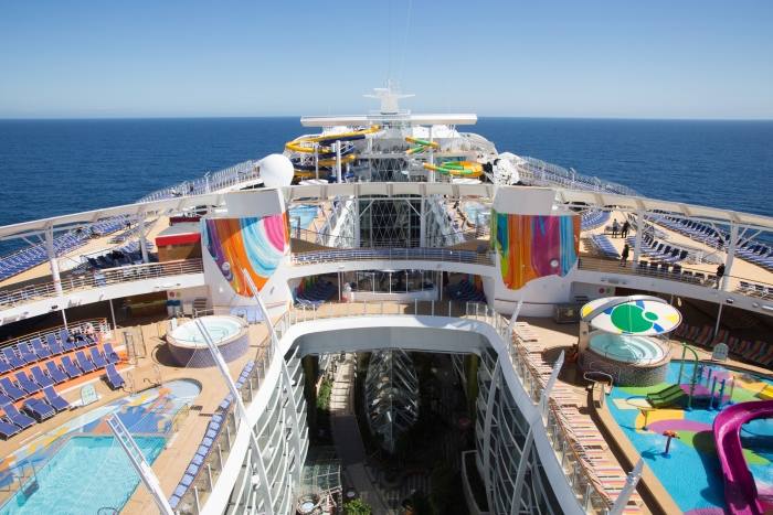 El 'Symphony of the Seas' ha hecho este domingo escala en Valencia en su periplo por el Mediterráneo. El Symphony es actualmente el mayor crucero del mundo. Sus cifras son de infarto: 362 metros de eslora, 226.000 toneladas de peso. El buque, de la compañía Royal Caribbean es una maravilla de la ingeniería: tiene 18 cubiertas y 19 piscinas. Además, dispone de 10 jacuzzis y 24 ascensores al servicio de más de 6.000 pasajeros alojados en 2.775 camarotes y atendidos por 2.200 miembros de la tripulación. The Ultimate Abyss, en la parte más elevada de la popa, es el tobogán más alto en el mar. Consta de dos toboganes serpenteantes que descienden desde una altura de diez plantas, 28 metros de caída que se recorren en menos de 15 segundos. Symphony of the Seas dispone de pista de running, un bar móvil que va elevándose o descendiendo como si de un ascensor se tratara, dos simuladores de surf, una tirolina de 25 metros de largo, camarotes con mayordomo y otra infinidad de lujos. Tras recorrer todo el Mediterráneo viajará al Caribe como próximo destino. 