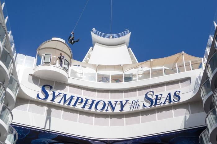 El 'Symphony of the Seas' ha hecho este domingo escala en Valencia en su periplo por el Mediterráneo. El Symphony es actualmente el mayor crucero del mundo. Sus cifras son de infarto: 362 metros de eslora, 226.000 toneladas de peso. El buque, de la compañía Royal Caribbean es una maravilla de la ingeniería: tiene 18 cubiertas y 19 piscinas. Además, dispone de 10 jacuzzis y 24 ascensores al servicio de más de 6.000 pasajeros alojados en 2.775 camarotes y atendidos por 2.200 miembros de la tripulación. The Ultimate Abyss, en la parte más elevada de la popa, es el tobogán más alto en el mar. Consta de dos toboganes serpenteantes que descienden desde una altura de diez plantas, 28 metros de caída que se recorren en menos de 15 segundos. Symphony of the Seas dispone de pista de running, un bar móvil que va elevándose o descendiendo como si de un ascensor se tratara, dos simuladores de surf, una tirolina de 25 metros de largo, camarotes con mayordomo y otra infinidad de lujos. Tras recorrer todo el Mediterráneo viajará al Caribe como próximo destino. 