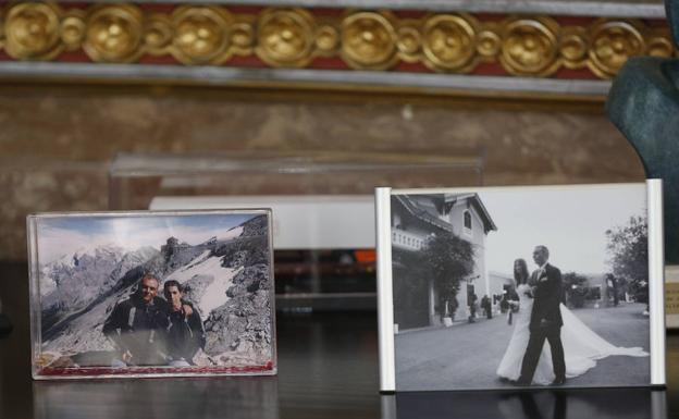 Sobre la mesa del despacho algunas fotografías familiares, que le mantienen con los pies en el suelo 