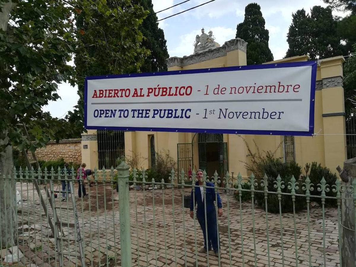 Frente al Cementerio Municipal de Valencia, lo que parece un jardín es, en realidad, otro cementerio que guarda parte del relato de la ciudad. El Cementerio Británico de Valencia se prepara para abrir sus puertas los días 28 de octubre y 1 de noviembre. Son las dos únicas fechas en las que sus instalaciones son visitables por falta de recursos. Por esta razón, un equipo ha estado trabajando para que esté todo listo. Se trata de un lugar de 150 años que al no ser un espacio municipal, está cuidado por voluntarios que quieren preservar cada una de las historias que allí residen. 