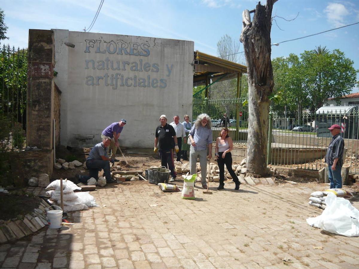 Frente al Cementerio Municipal de Valencia, lo que parece un jardín es, en realidad, otro cementerio que guarda parte del relato de la ciudad. El Cementerio Británico de Valencia se prepara para abrir sus puertas los días 28 de octubre y 1 de noviembre. Son las dos únicas fechas en las que sus instalaciones son visitables por falta de recursos. Por esta razón, un equipo ha estado trabajando para que esté todo listo. Se trata de un lugar de 150 años que al no ser un espacio municipal, está cuidado por voluntarios que quieren preservar cada una de las historias que allí residen. 