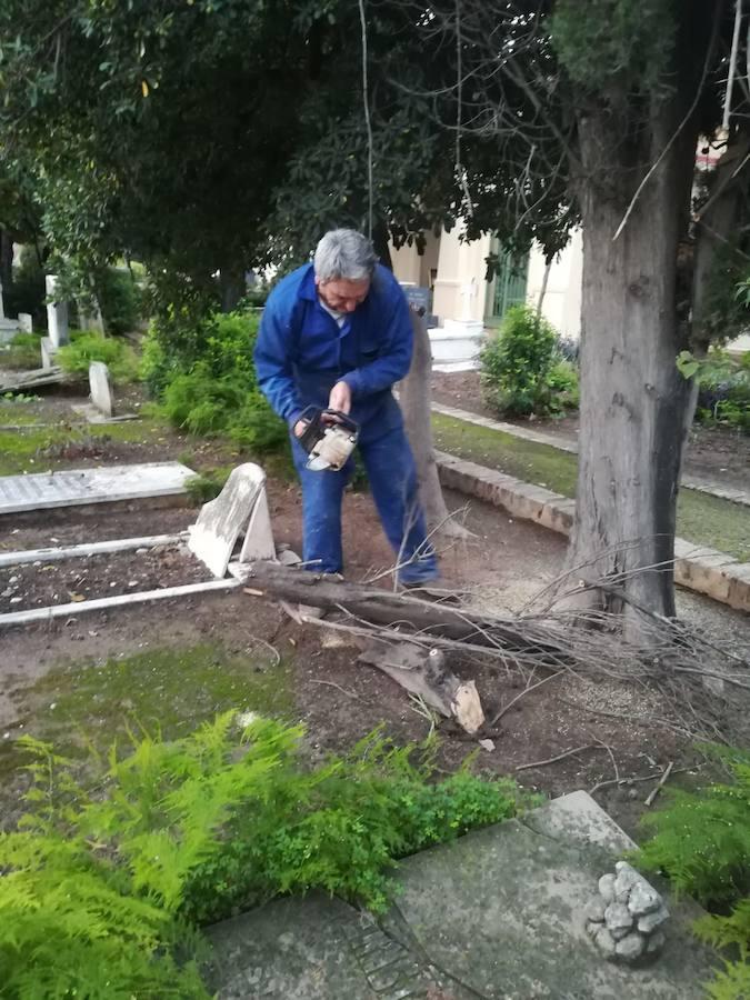 Frente al Cementerio Municipal de Valencia, lo que parece un jardín es, en realidad, otro cementerio que guarda parte del relato de la ciudad. El Cementerio Británico de Valencia se prepara para abrir sus puertas los días 28 de octubre y 1 de noviembre. Son las dos únicas fechas en las que sus instalaciones son visitables por falta de recursos. Por esta razón, un equipo ha estado trabajando para que esté todo listo. Se trata de un lugar de 150 años que al no ser un espacio municipal, está cuidado por voluntarios que quieren preservar cada una de las historias que allí residen. 