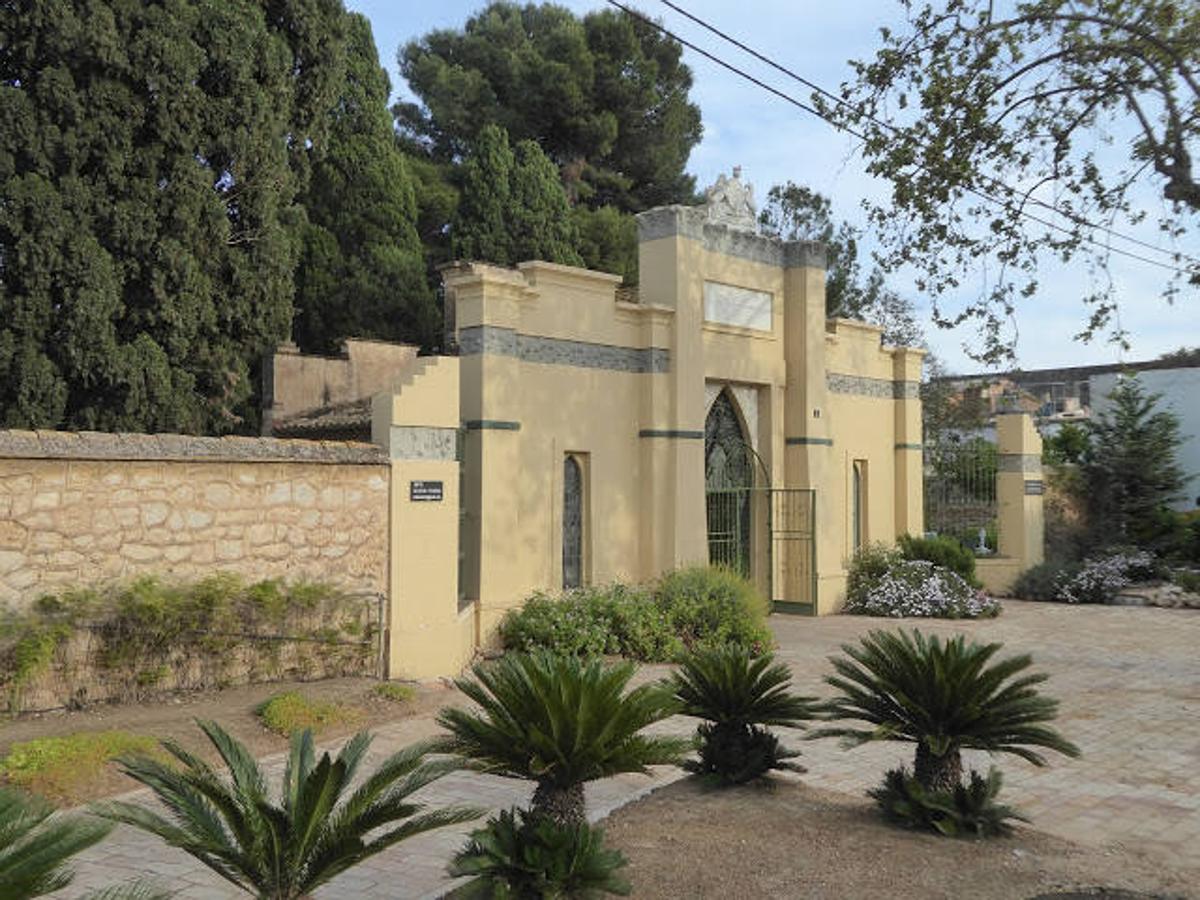 Frente al Cementerio Municipal de Valencia, lo que parece un jardín es, en realidad, otro cementerio que guarda parte del relato de la ciudad. El Cementerio Británico de Valencia se prepara para abrir sus puertas los días 28 de octubre y 1 de noviembre. Son las dos únicas fechas en las que sus instalaciones son visitables por falta de recursos. Por esta razón, un equipo ha estado trabajando para que esté todo listo. Se trata de un lugar de 150 años que al no ser un espacio municipal, está cuidado por voluntarios que quieren preservar cada una de las historias que allí residen. 