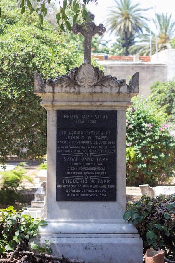 Frente al Cementerio Municipal de Valencia, lo que parece un jardín es, en realidad, otro cementerio que guarda parte del relato de la ciudad. El Cementerio Británico de Valencia se prepara para abrir sus puertas los días 28 de octubre y 1 de noviembre. Son las dos únicas fechas en las que sus instalaciones son visitables por falta de recursos. Por esta razón, un equipo ha estado trabajando para que esté todo listo. Se trata de un lugar de 150 años que al no ser un espacio municipal, está cuidado por voluntarios que quieren preservar cada una de las historias que allí residen. 