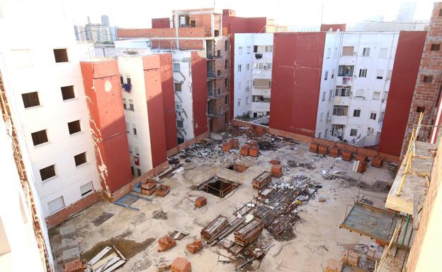 Las fincas abandondas del Grao, con basuras en los patios interiores.