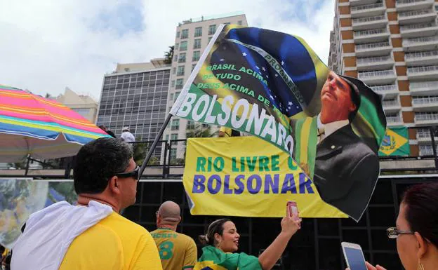 Seguidores de Jair Bolsonaro tras una manifestación en Río de Janeiro.