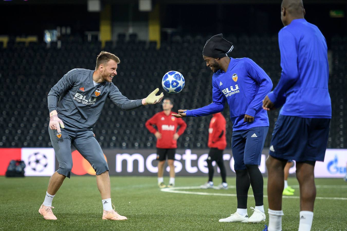 Entrenamientos y ruedas de prensa del Valencia CF y el Young Boys previos al partido de Champions League del martes 23 de octubre (18:55 h).