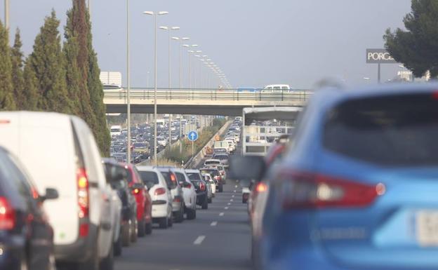 Muere un motorista en Ribarroja en una mañana con hasta 17 kilómetros de atascos