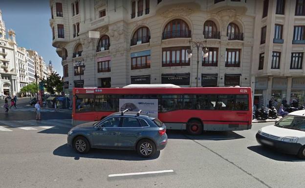 Rescatados dos adultos y dos niños de un ascensor en una finca del centro de Valencia