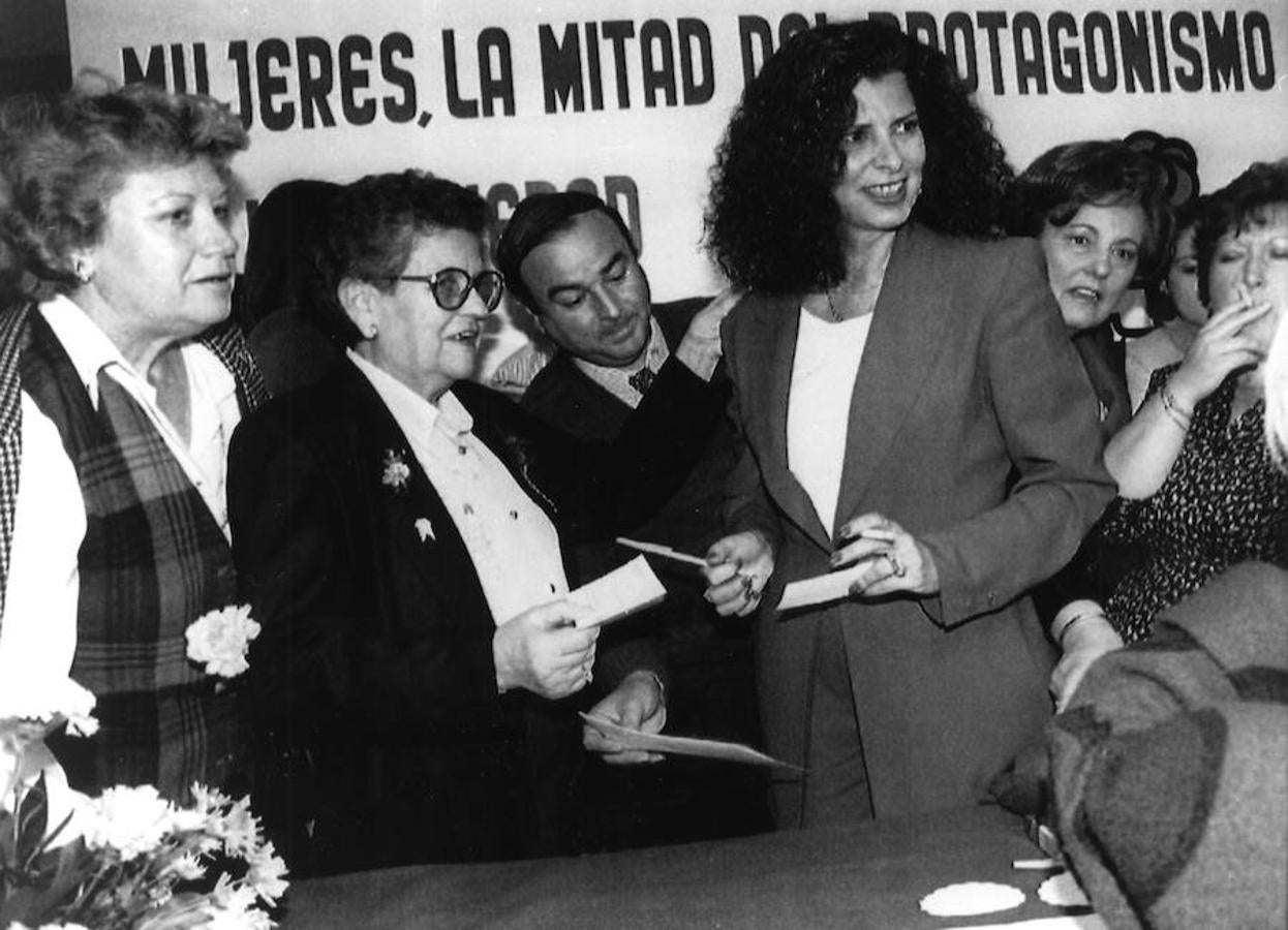 La exministra socialista de Cultura Carmen Alborch ha fallecido este miércoles 24 de octubre en Valencia a los 70 años de edad tras una larga enfermedad. Su última aparición pública fue el pasado 9 d'Octubre, Dia de la Comunitat Valenciana, cuando recibió la Alta Distinción de la Generalitat. Alborch, que ha fallecido en su domicilio, fue también diputada en el Congreso, concejal en el Ayuntamiento de Valencia y directora del Instituto Valenciano de Arte Moderno (IVAM), así como escritora.