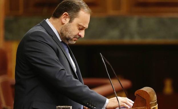 El ministro de Fomento, José Luis Ábalos, durante su intervención el pleno del Congreso.