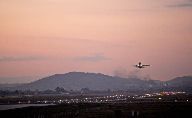 Avión despegando desde el aeropuerto de Manises.