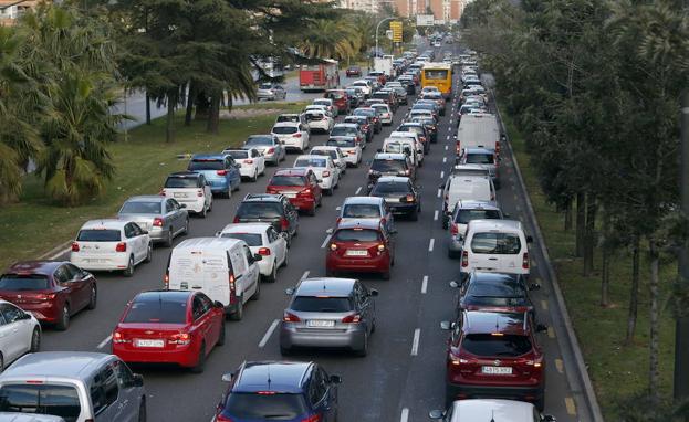 Atasco en la avenida del Cid.