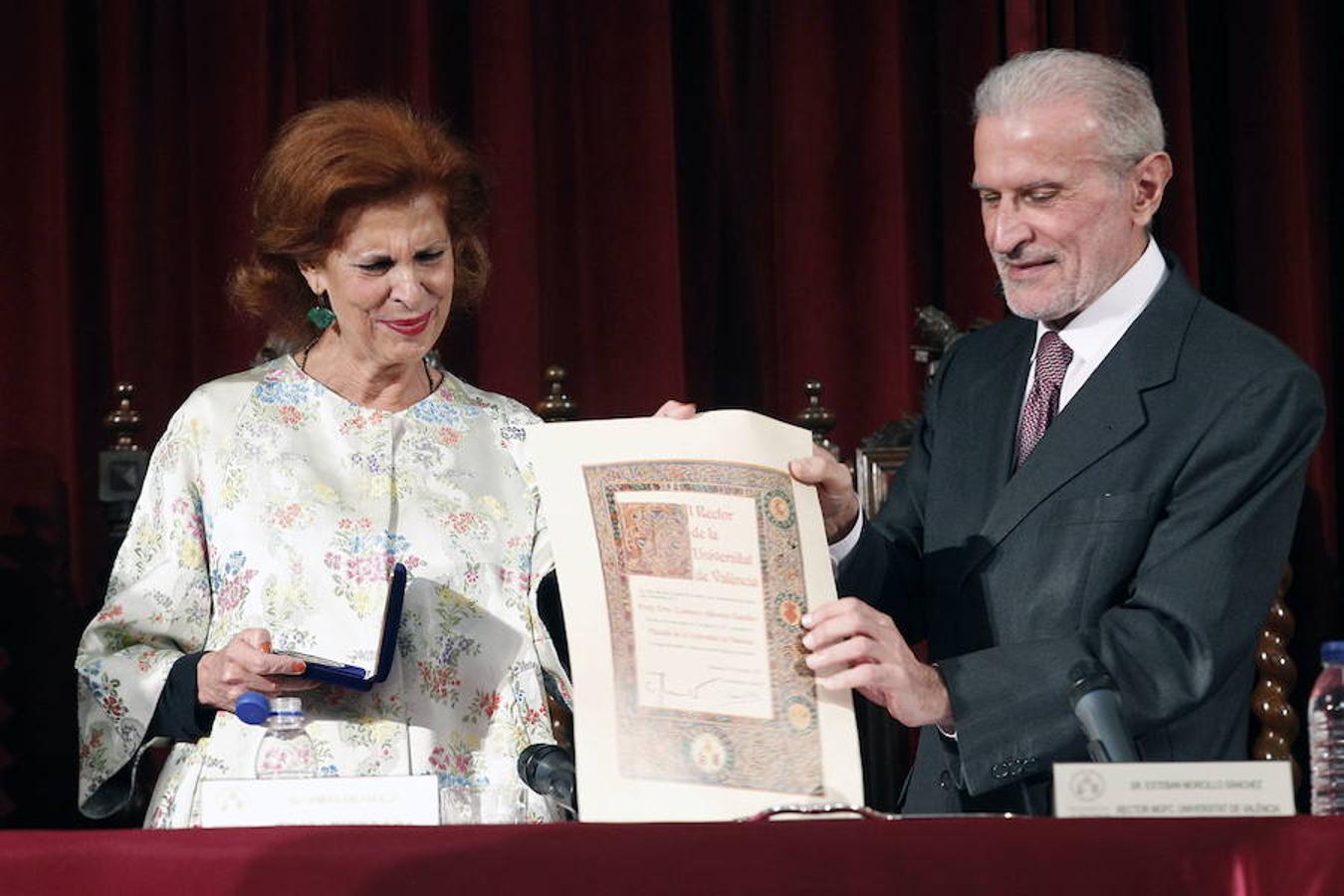 La exministra socialista de Cultura Carmen Alborch ha fallecido este miércoles 24 de octubre en Valencia a los 70 años de edad tras una larga enfermedad. Su última aparición pública fue el pasado 9 d'Octubre, Dia de la Comunitat Valenciana, cuando recibió la Alta Distinción de la Generalitat. Alborch, que ha fallecido en su domicilio, fue también diputada en el Congreso, concejal en el Ayuntamiento de Valencia y directora del Instituto Valenciano de Arte Moderno (IVAM), así como escritora.