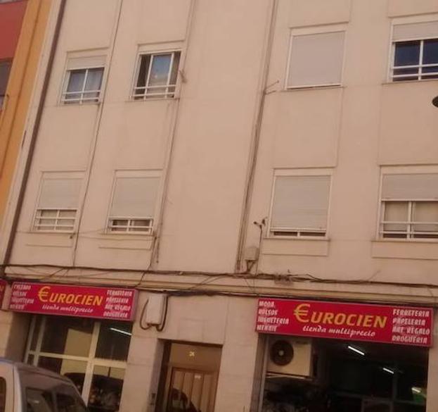 Edificio donde vivía uno de los detenidos, en Alaquàs.