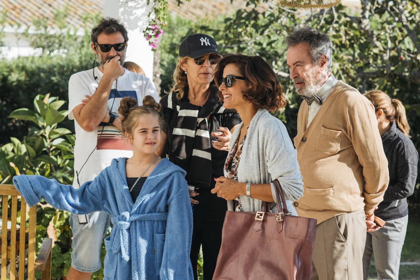 La actriz se encuentra grabando en la ciudad las escenas de su último trabajo 'Vivir dos veces', que protagoniza junto con Óscar Martínez, Mafalda Carbonell y Nacho López. Valencia ha sido uno de los escenarios escogidos por María Ripoll, directora de la película, para filmar esta 'road movie'. Un retrato, según Ripoll, en tono de comedia, del viaje de los tres protagonistas para buscar el amor de la infancia antes de que a uno de ellos le falle la memoria. 