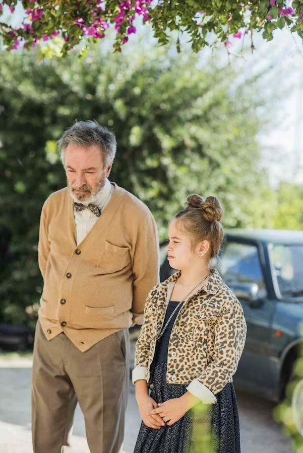 La actriz se encuentra grabando en la ciudad las escenas de su último trabajo 'Vivir dos veces', que protagoniza junto con Óscar Martínez, Mafalda Carbonell y Nacho López. Valencia ha sido uno de los escenarios escogidos por María Ripoll, directora de la película, para filmar esta 'road movie'. Un retrato, según Ripoll, en tono de comedia, del viaje de los tres protagonistas para buscar el amor de la infancia antes de que a uno de ellos le falle la memoria. 