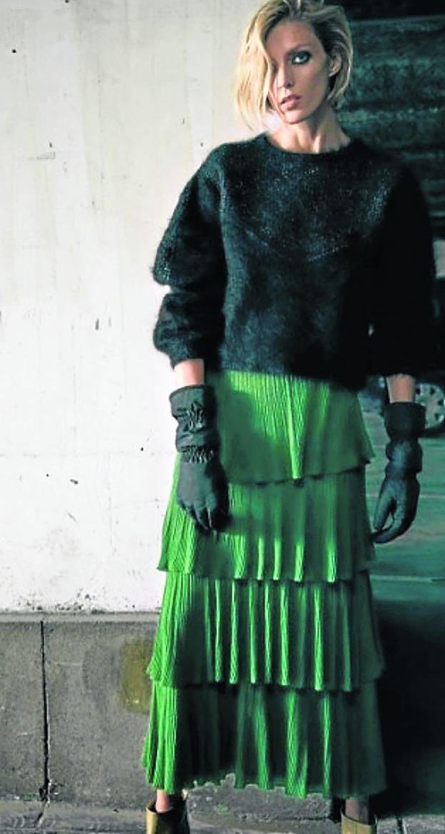 El jersey combina con faldas tableadas.