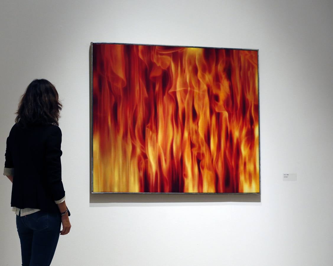 Finalmente, el tercer ámbito muestra "Las puertas del paraíso" (2015) junto a "unos dibujos en gran formato que auguran un tránsito hacia otro lugar, un espacio vedado, difícil de traspasar y del que no sabemos nada", en el que el autor utiliza el carbón "para descubrir, entre las sombras y poco a poco, la luz".