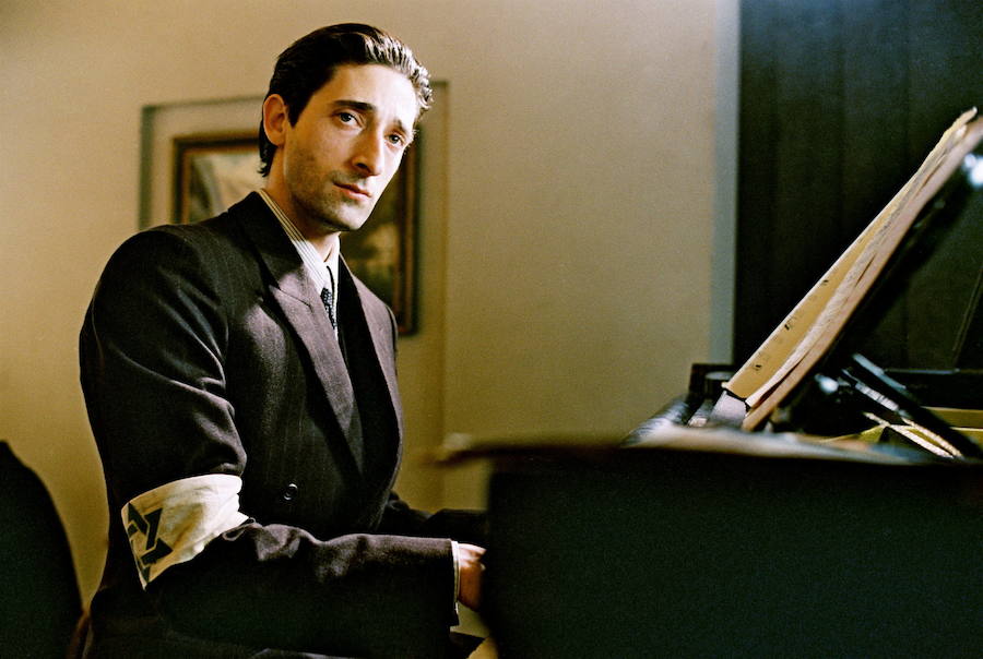 'El pianista' | Adrien Brody da vida a Wladyslaw Szpilman, un brillante pianista polaco de origen judío que vive con su familia en el ghetto de Varsovia. Cuando, en 1939, los alemanes invaden Polonia, consigue evitar la deportación gracias a la ayuda de algunos amigos. Pero tendrá que vivir escondido y completamente aislado durante mucho tiempo, y para sobrevivir tendrá que afrontar constantes peligros.  Ver tráiler .