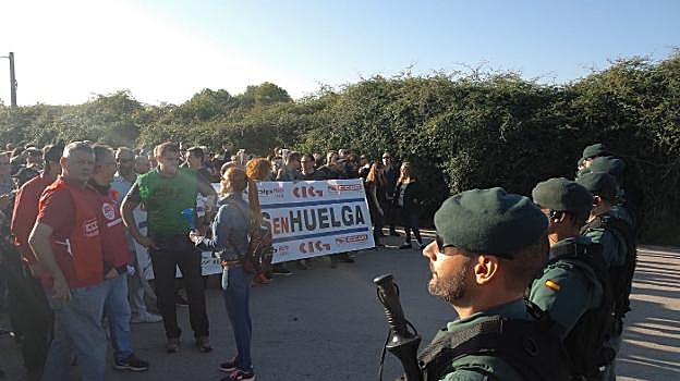 Guardias civiles, ayer, ante los funcionarios de Picassent. 