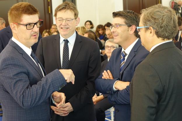 Càndid Penalba, presidente de Ateval, charla con Ximo Puig, Jorge Rodríguez y otras autoridades durante la convención de Euratex. 