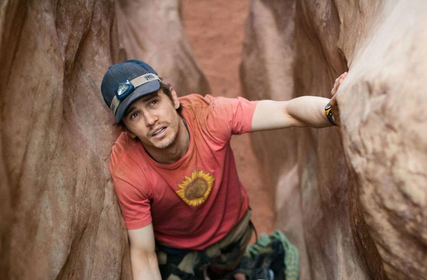 '127 horas' | La película está basada en la historia real de Aron Ralston, un montañero que se encontraba explorando el cañón Blue John, cerca de de Moab, Utah, cuando un peñasco se precipitó al vacío atrapando su antebrazo derecho y aplastándolo. Tras intentar levantar o romper la piedra durante cinco días, bebiendo su propia orina como consecuencia de la falta de agua, Aron creyó que iba a morir y decidió dejar constancia de ello tallando en la roca su nombre, su fecha de nacimiento y la fecha de muerte. Tras ello, grabó con su videocámara una breve despedida para su familia.  Ver tráiler .