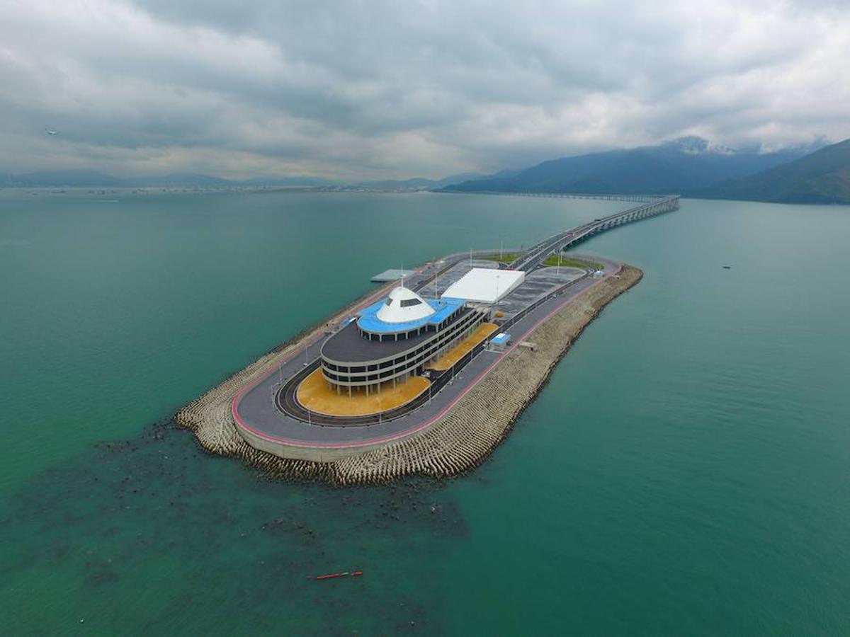 Este puente conecta la excolonia británica de Hong Kong con la homóloga portuguesa de Macao y la adyacente ciudad continental de Zhuhai.