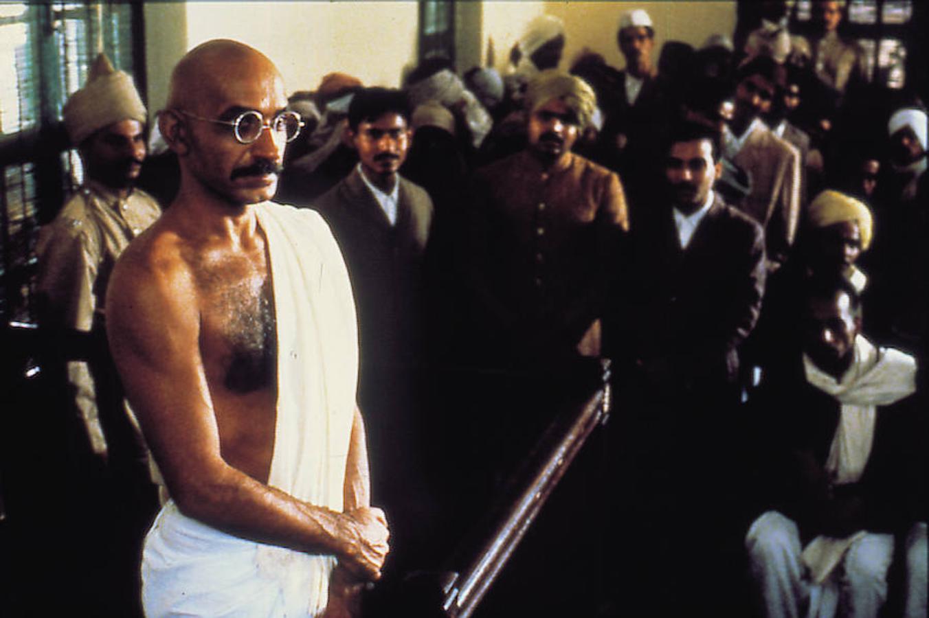 'Gandhi' | Dirigida por Richard Attenborough y protagonizada por Ben Kingsley, 'Gandhi' es una de las mejores películas biográficas del siglo pasado, adaptando los últimos años de vida de Mohandas Karamchand Gandhi, líder del movimiento de independencia no violento de la India.  Ver tráiler .