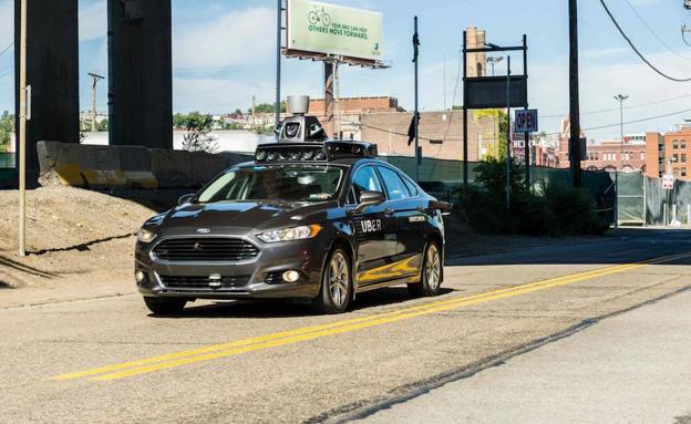 Un coche sin conductor circula en una carretera de Pittsburgh, EE UU.