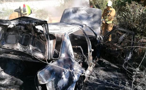 Actuación de los bomberos en un incendio de un vehículo en Xàbia.