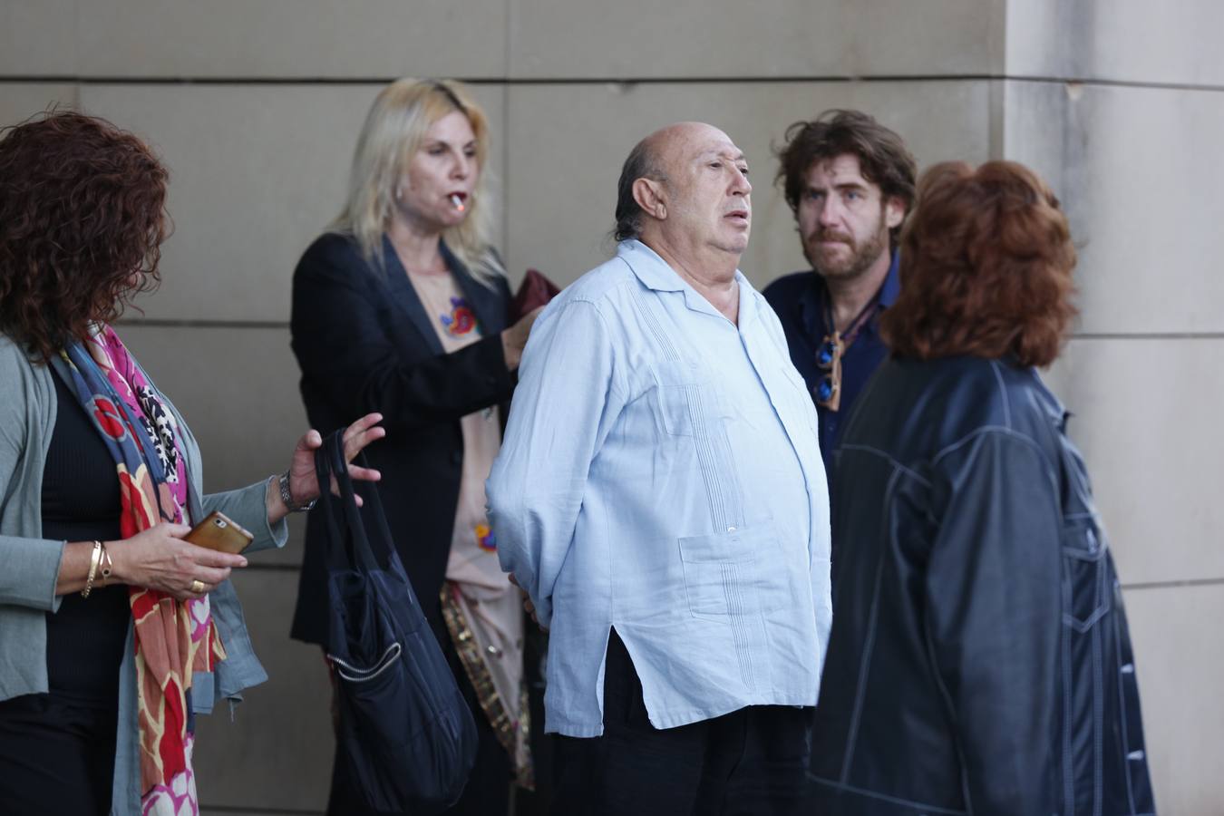 La capilla ardiente de la política, profesora y escritora valenciana Carmen Alborch, en el Tanatorio Municipal de Valencia, ha recibido este jueves a numerosos representantes de la política, la cultura y la sociedad valenciana y española.