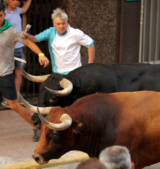 Torrechiva, al fondo, durante un encierro. 