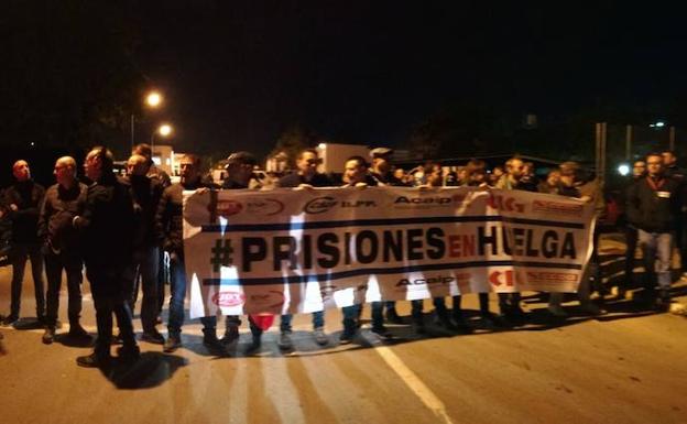 Imagen principal - Imágenes de la protesta en el acceso a la cárcel de Picassent.
