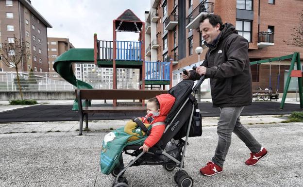 Un padre con su hijo en el parque.