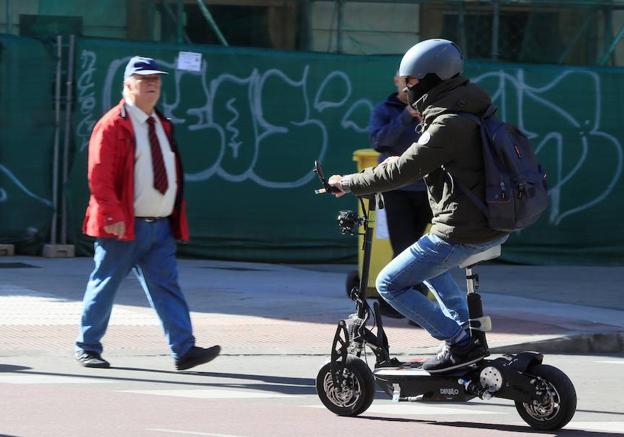 Un patinete eléctrico circula por las calles de Madrid. 