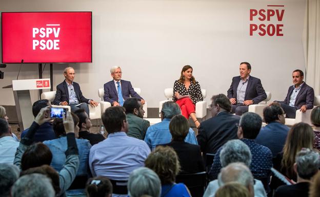 La secretaria general del PSPV de Valencia, Sandra Gómez junto a los exlíderes del partido Ciprià Císcar, Joan Lerma, Joan Ignasi Pla, y Jorge Alarte.