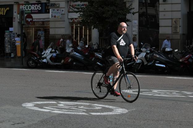 Un ciclista recorre una calle del centro de la ciudad, en una imagen reciente. 