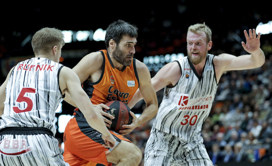 Victoria taronja ante su afición, la primera de la Liga Endesa. El encuentro concluye con un abultado marcador pero el triunfo no convence a la parroquia local.