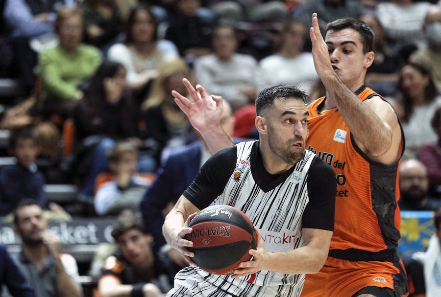 Victoria taronja ante su afición, la primera de la Liga Endesa. El encuentro concluye con un abultado marcador pero el triunfo no convence a la parroquia local.