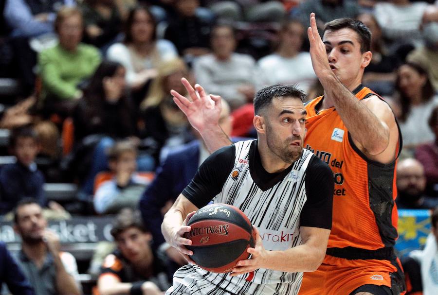 Victoria taronja ante su afición, la primera de la Liga Endesa. El encuentro concluye con un abultado marcador pero el triunfo no convence a la parroquia local.