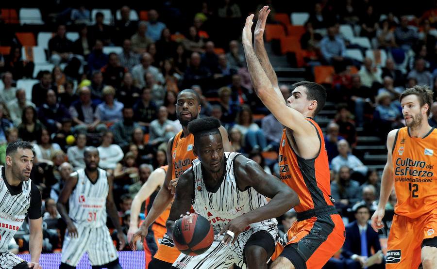 Victoria taronja ante su afición, la primera de la Liga Endesa. El encuentro concluye con un abultado marcador pero el triunfo no convence a la parroquia local.